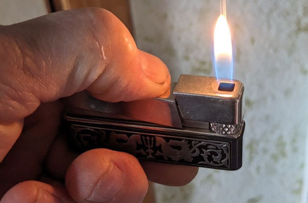 Зажигалки газ бензин.
