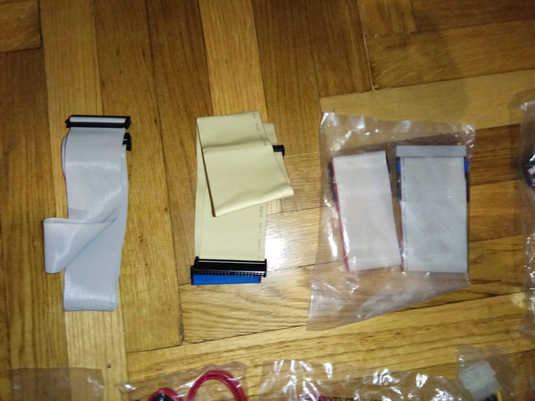 Продам шлейфи к компютеру SATA, IDE, на фото