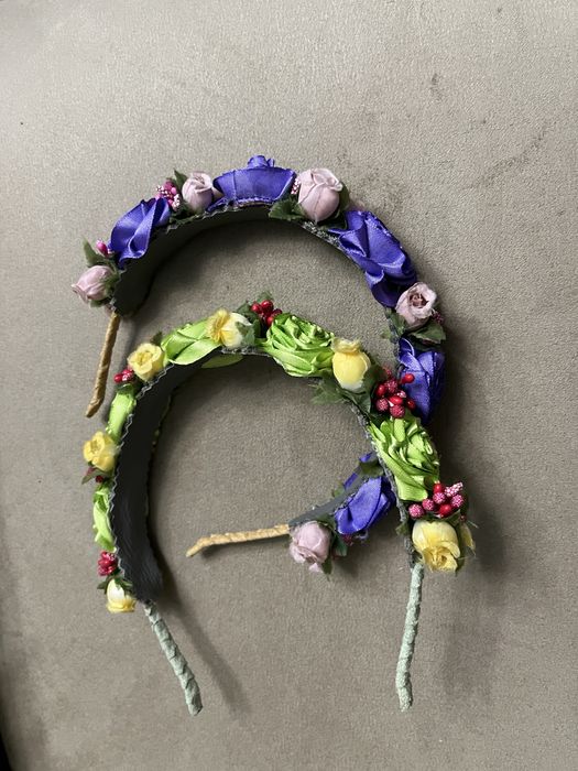 Обруч на голову украшен розочками