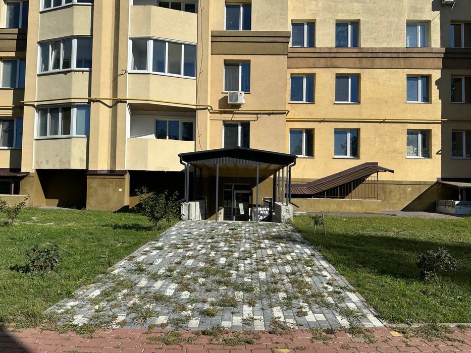 Здається в оренду цьокольне приміщення, окремий вхід з фасаду