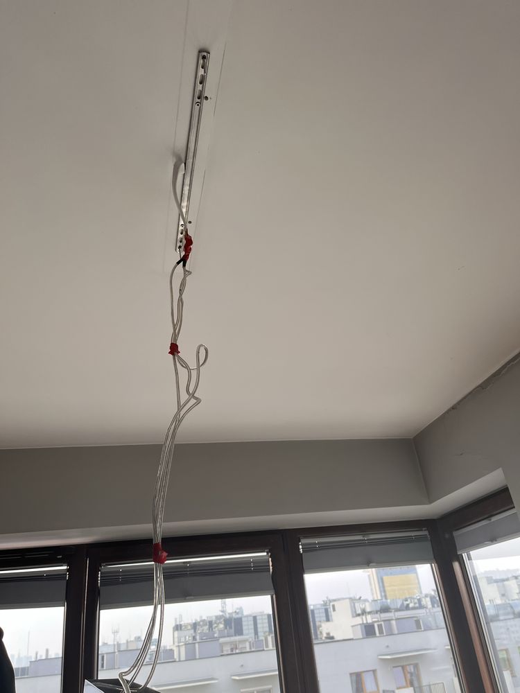 Srebrna lampa wiszaca do salonu