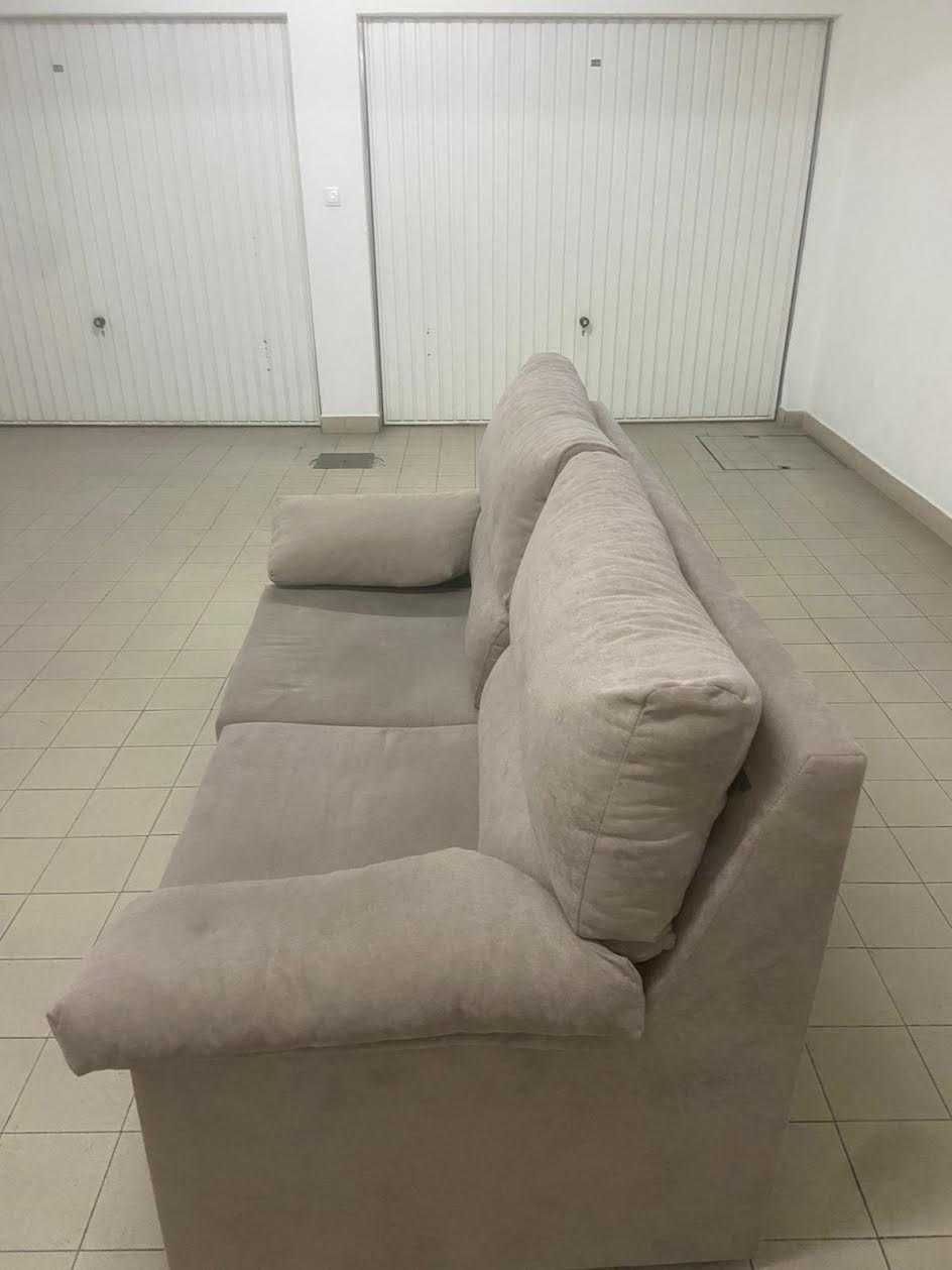 Sofá de três lugares