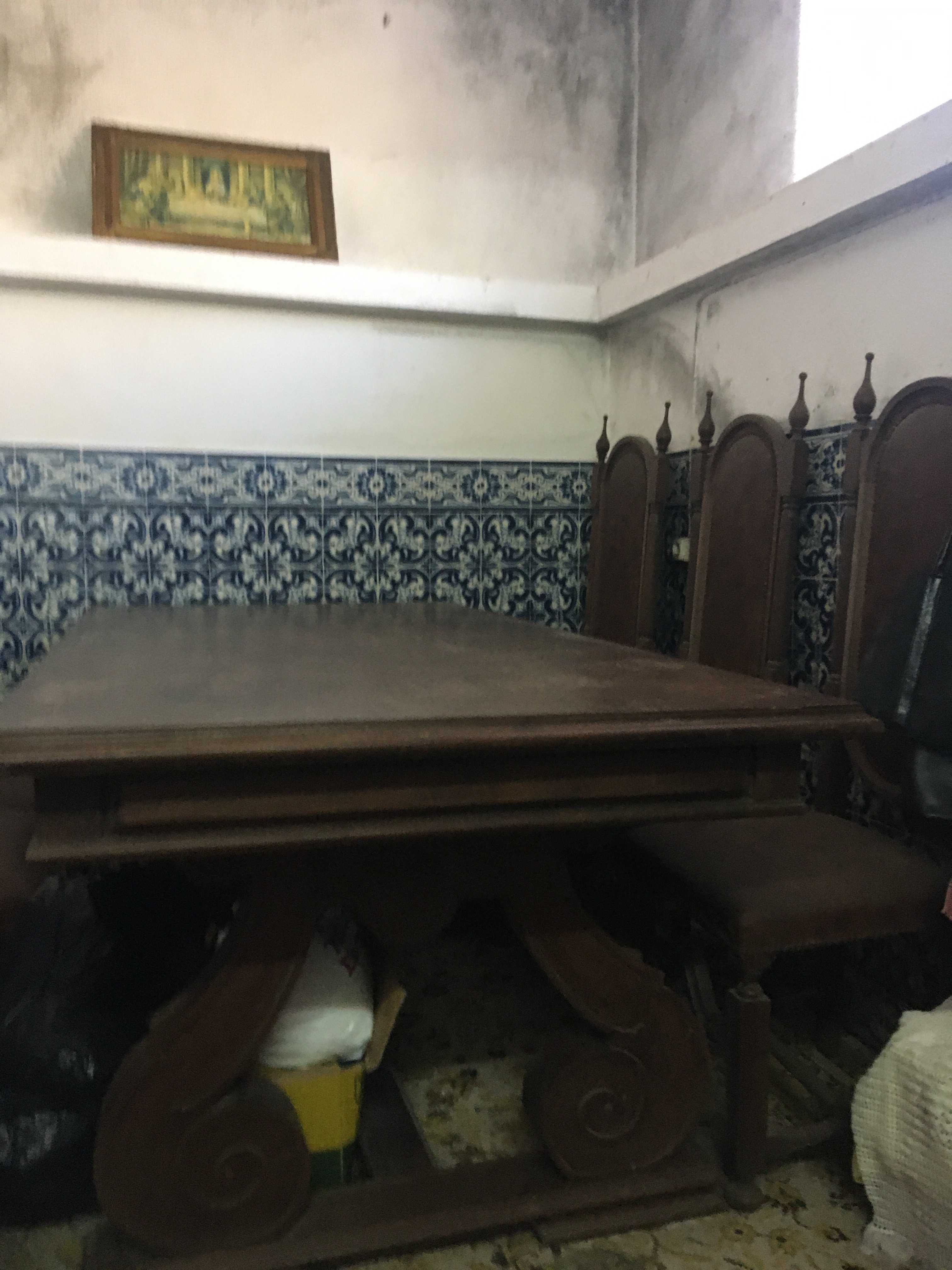 Mesa de estilo e 6 cadeiras.