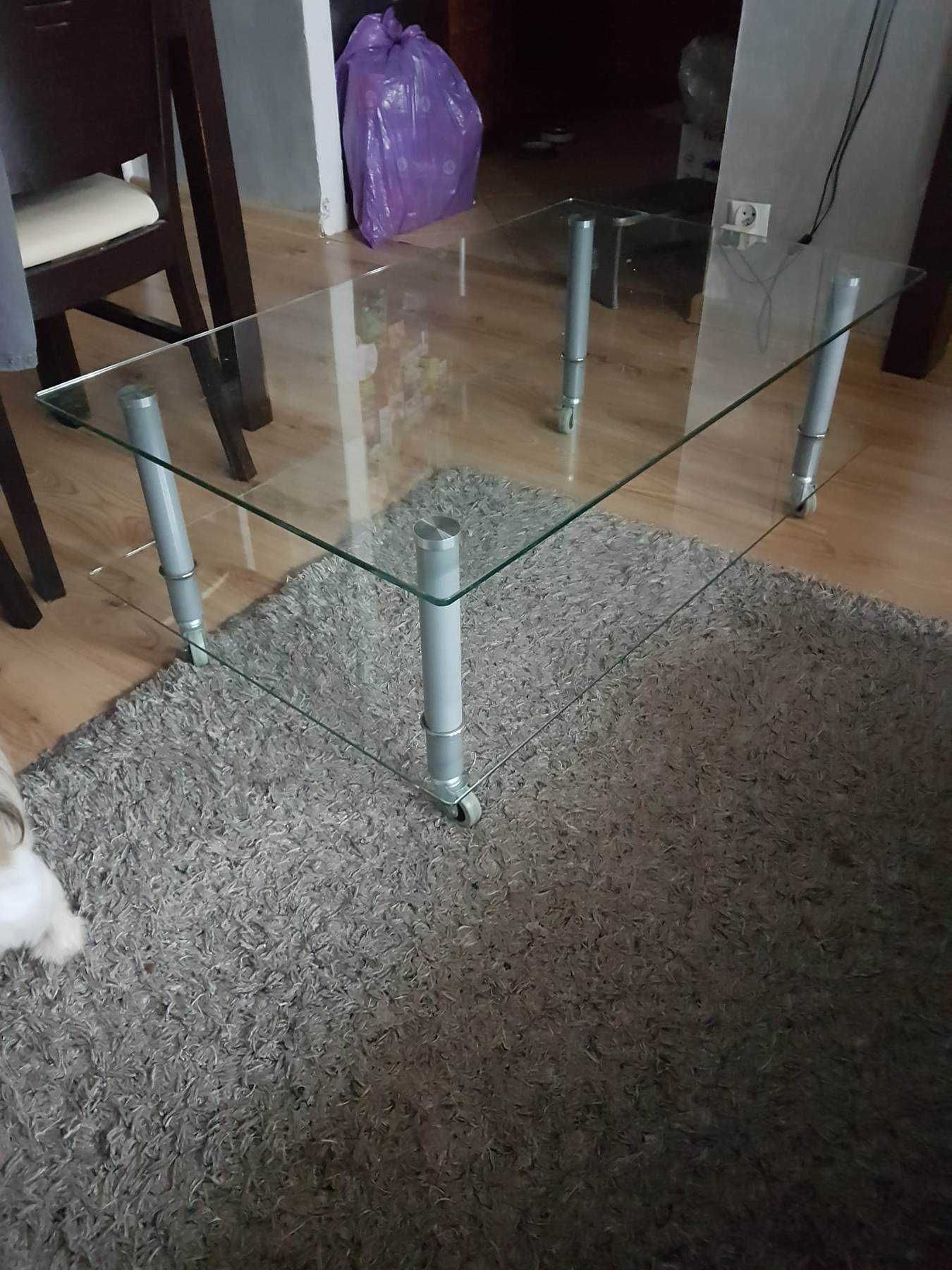 stolik szklany na kółkach