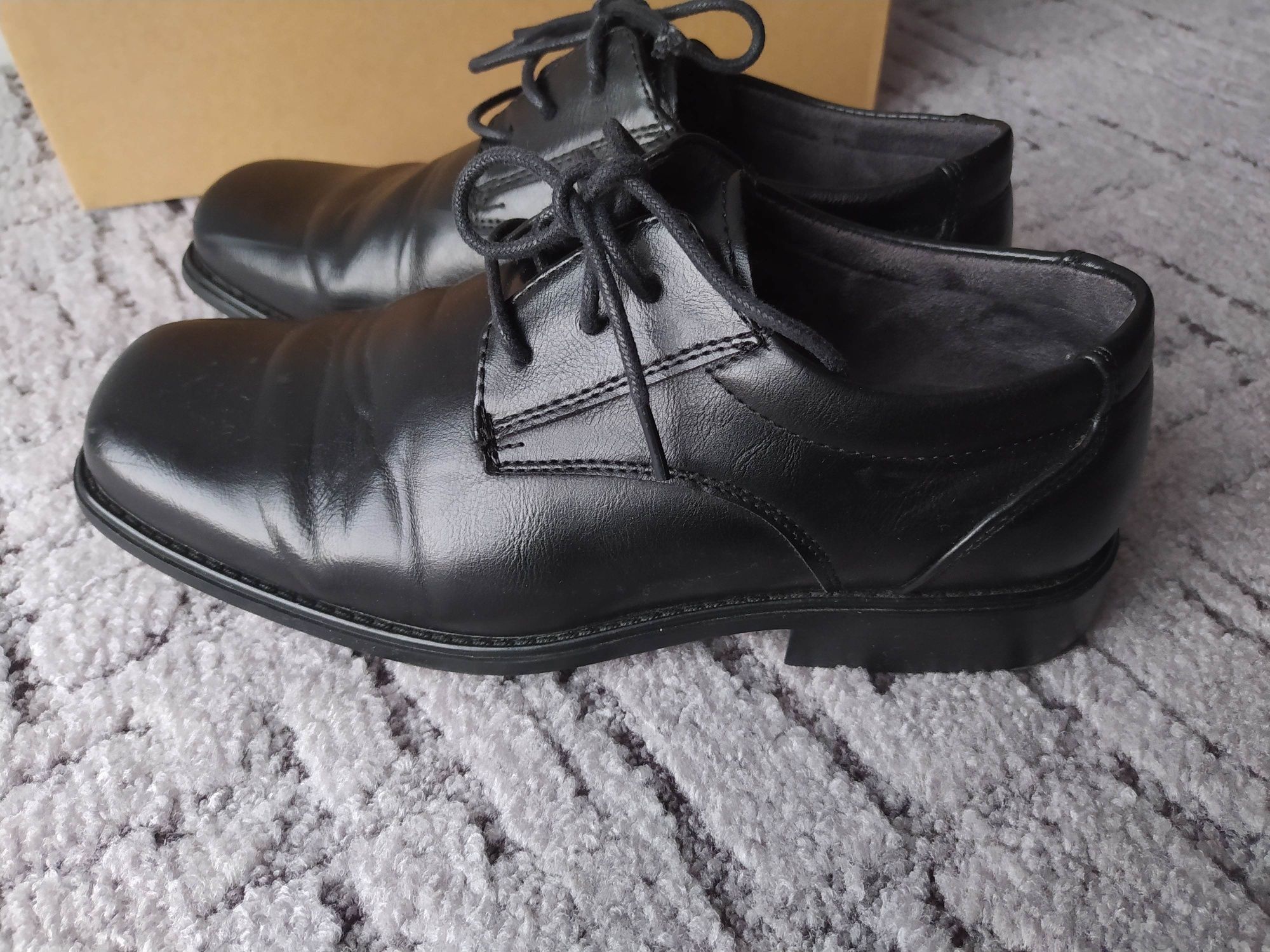Buty na Pierwszą Komunię rozm. 35 stan Bardzo Dobry