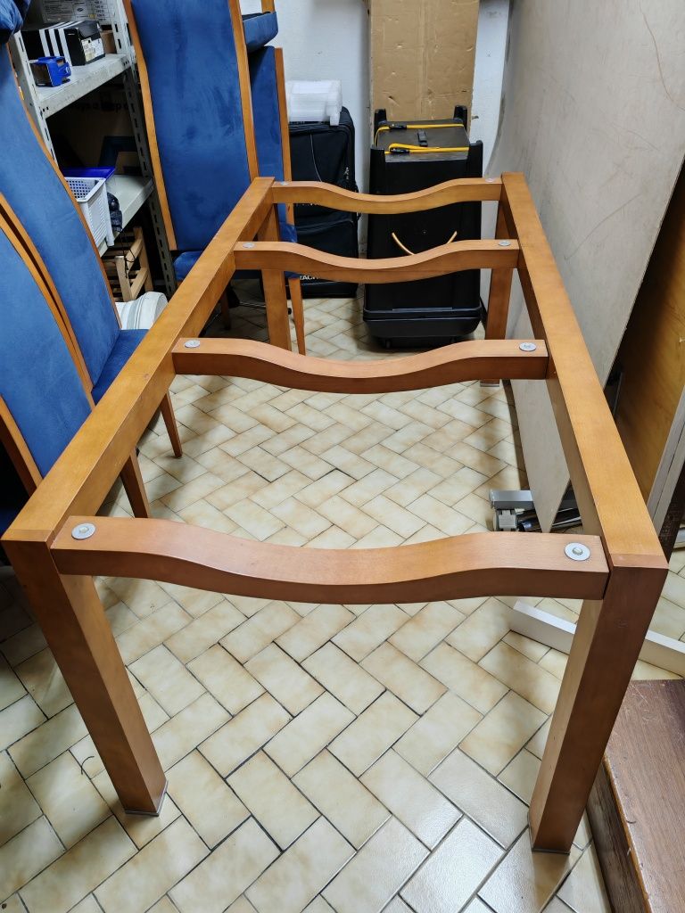 Mesa Jantar com 6 cadeiras.