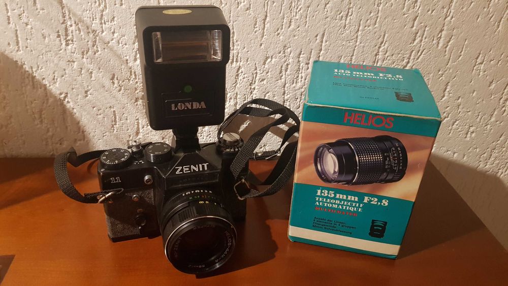 Maquina fotografica Zenit com acessorios antiga