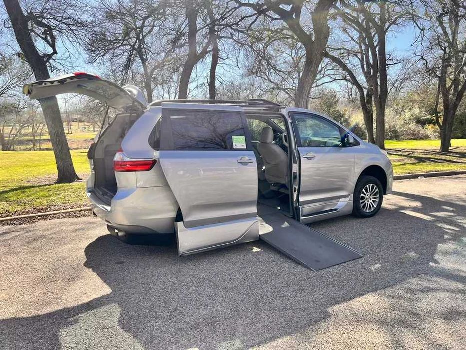 2020 Toyota Sienna XLE