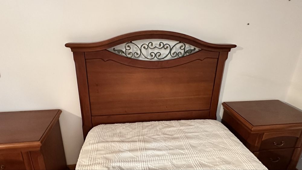 Conjuntos de cama +Mesa Cabeceira -Madeira Cerejeira, Excelente Estado