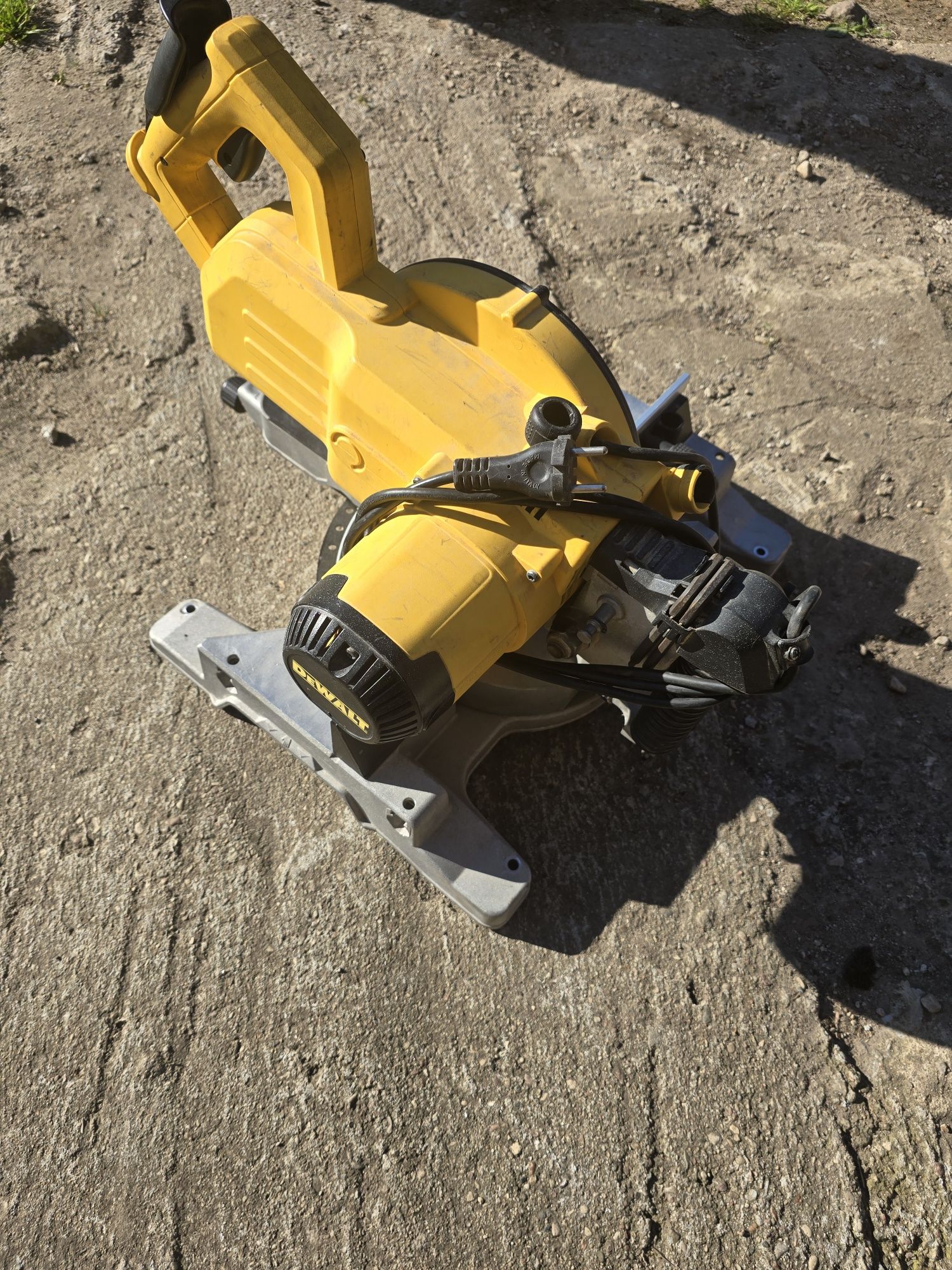 Piła ukośnica DeWalt DW770