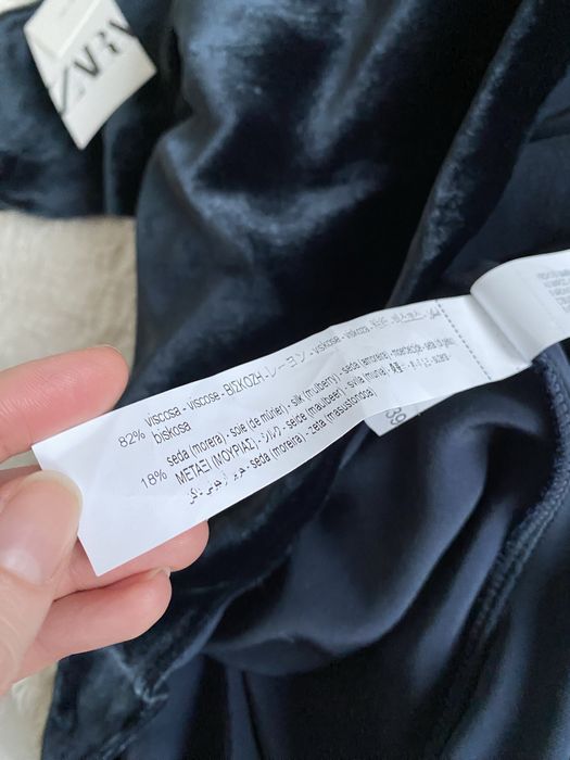 Czarna aksamitna sukienka jedwabna 34 XS zara Massimo Dutti połyskując