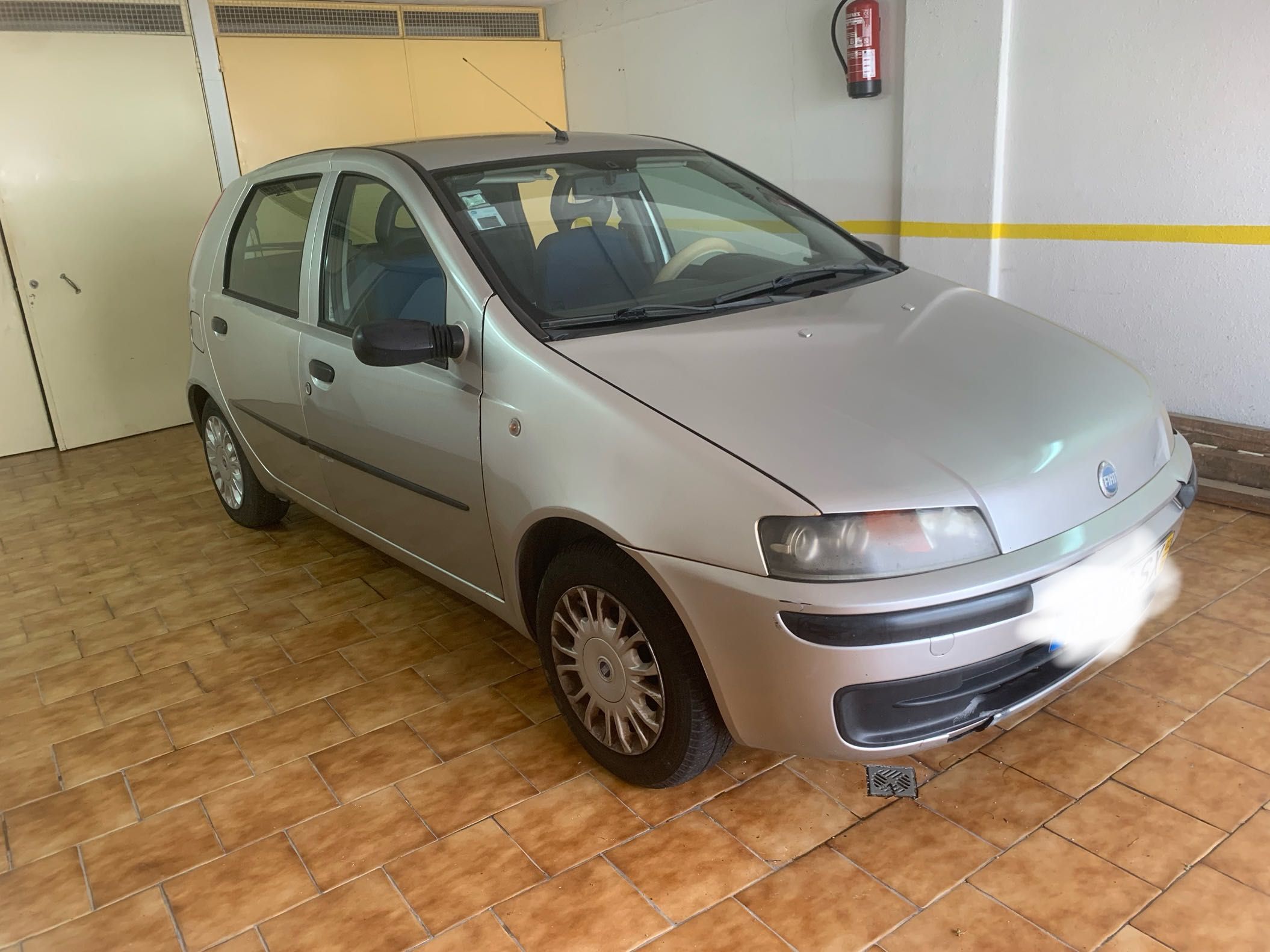 Fiat Punto cinzento