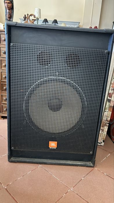 Coluna JBL em bom estado
