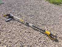 DeWALT DCMPS567N 18V Piła na wysięgniku.