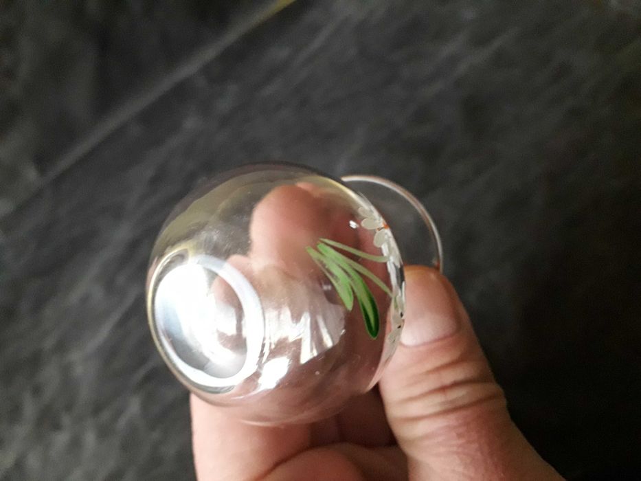 Malutki wazonik ręcznej roboty.