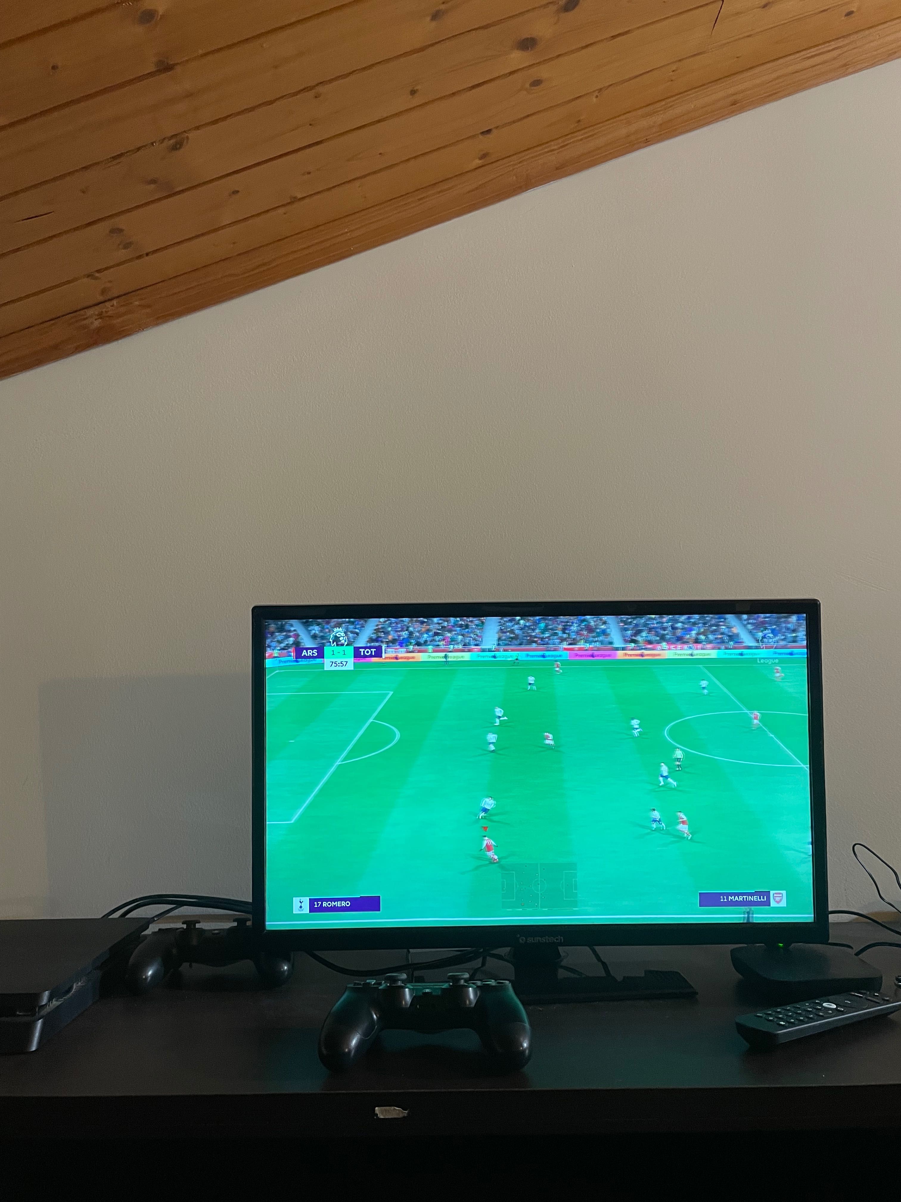 PS4 SLIM 1TB bem estimada
