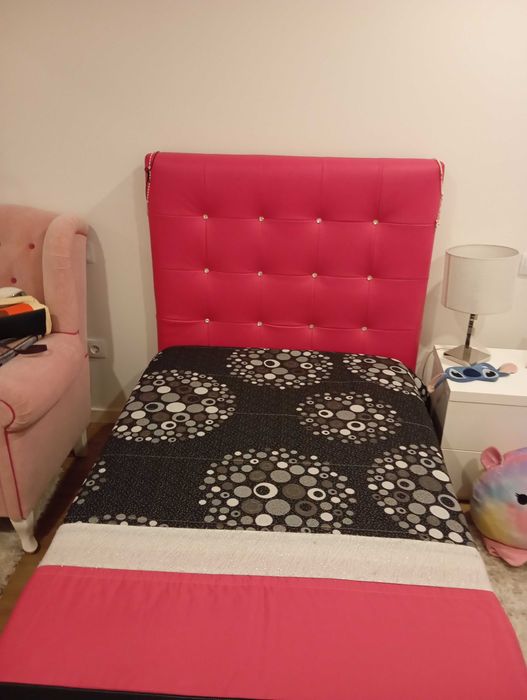 cama de solteiro, toda estufada em rosa, com estrado elevatório.