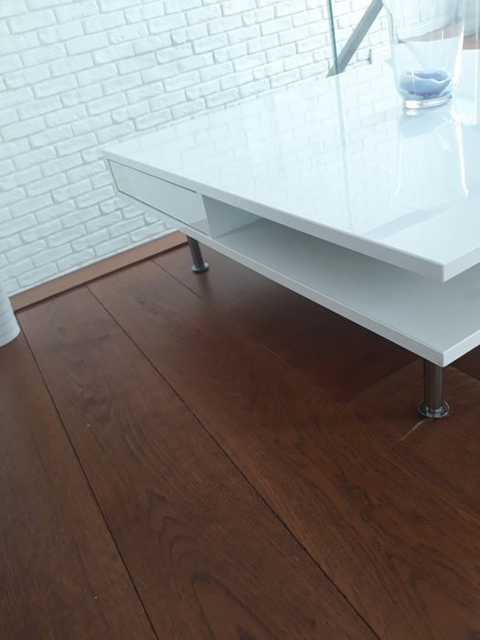 Biały stolik z szufladami