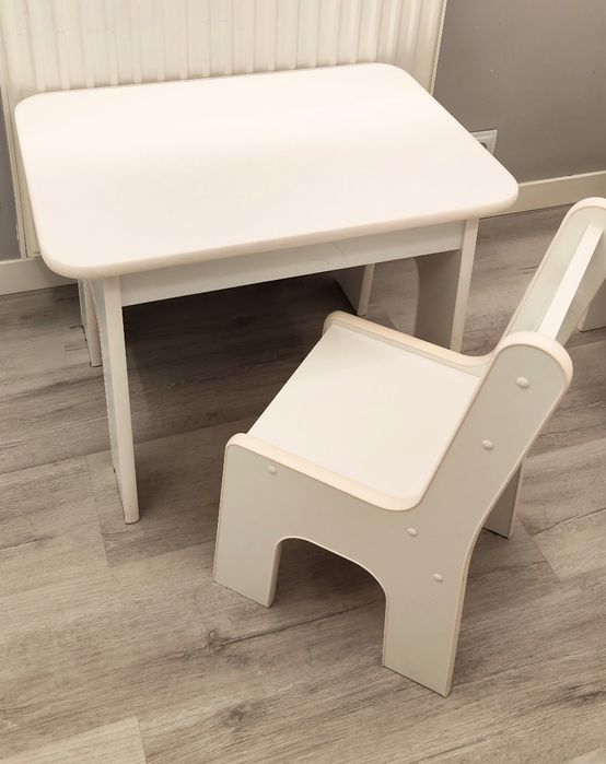 Zestaw mebli do pokoju dziecięcego.