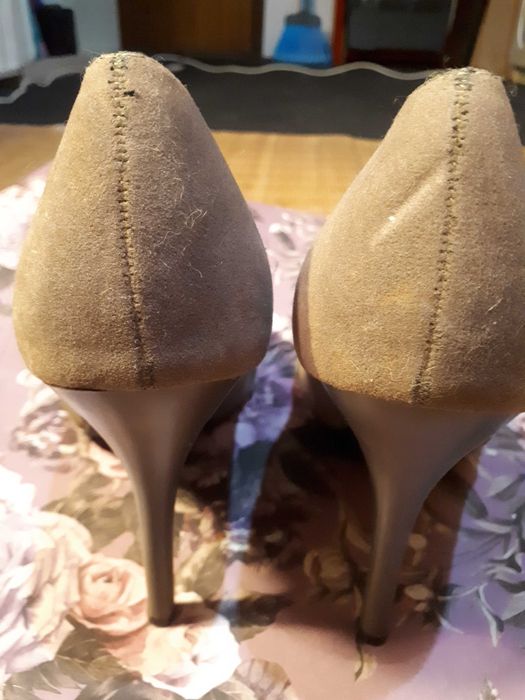 Sapatos de salto alto castanhos com laço atrás n° 40