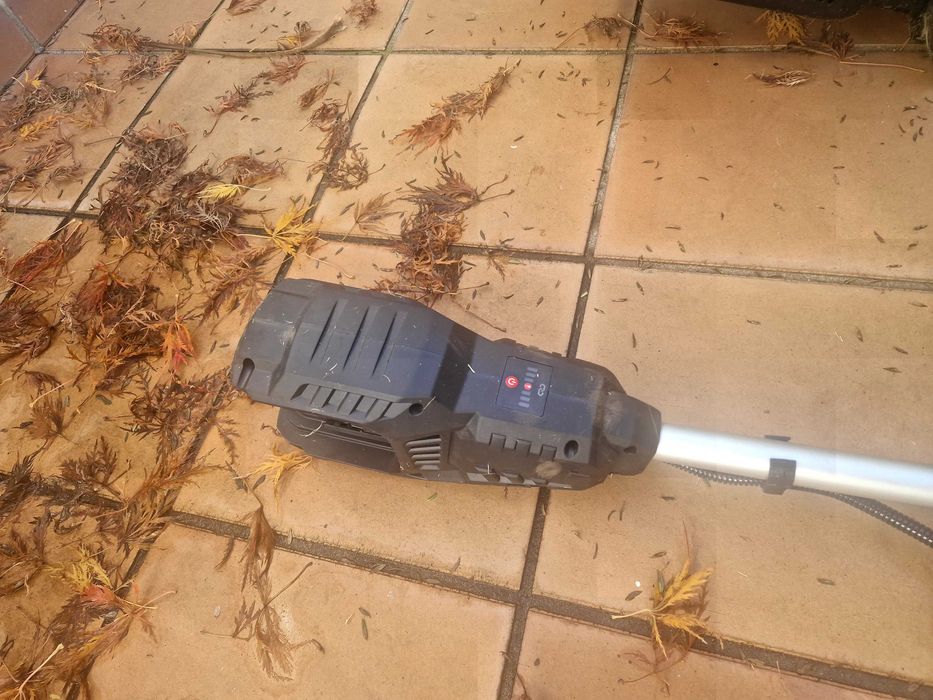 Aparador de relva a bateria parkside