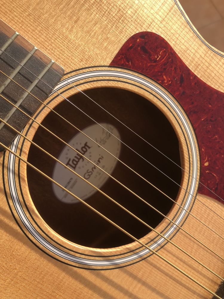 Guitarra acústica Taylor GSmini como nova