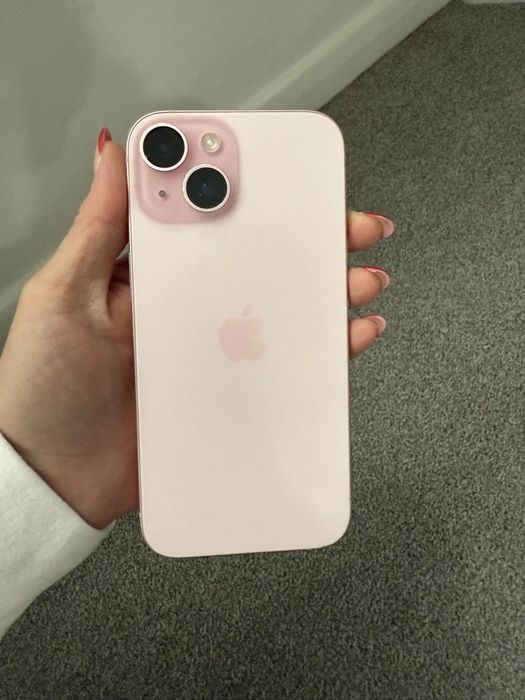 iPhone 15 128 GB w delikatnym różu — stan bardzo dobry
