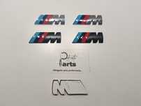 Conjunto 2 Emblemas Símbolos Logotipos Legendas BMW "M" Guarda lamas
