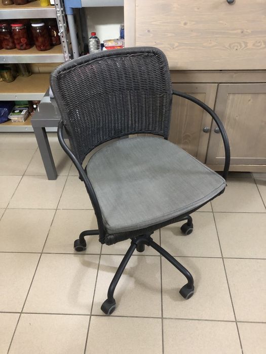 Krzesło obrotowe z plecionką – wygodne i stylowy