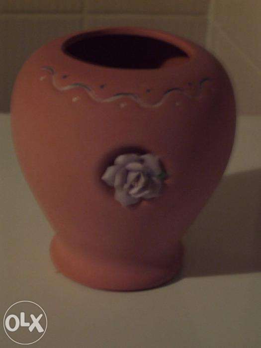 Pote em barro com flor