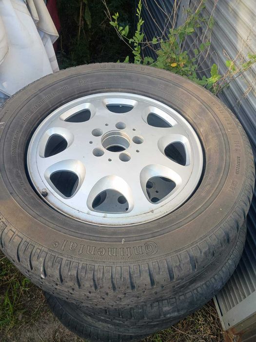 Броньовані диски та шини з броньованого автомобіля Mercedes Benz Guad