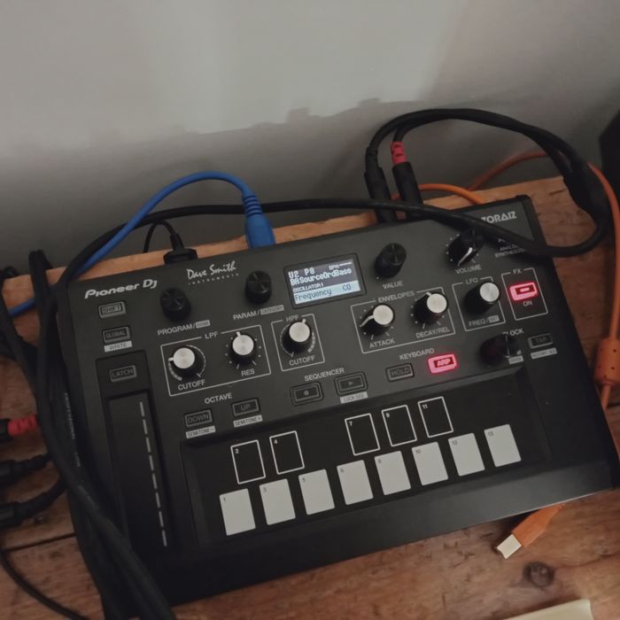 Sintetizadores Novation Bass Station 2 e Pioneer Toraiz AS-1