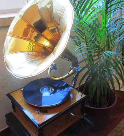 Gramofone Quadrado com grafonola dourada