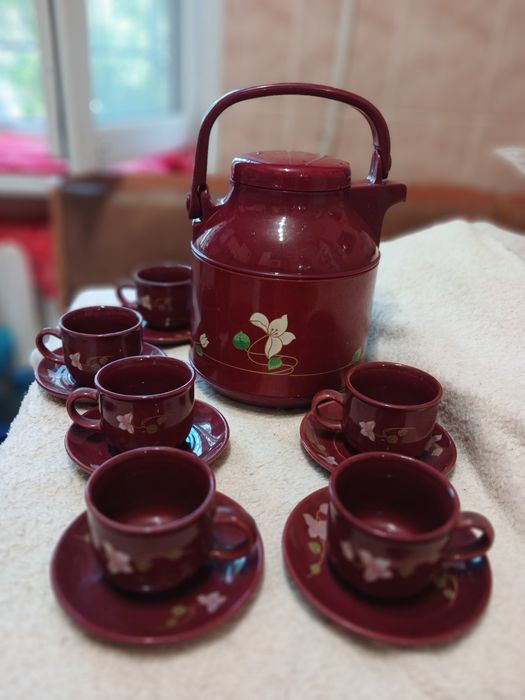 Чайник-термос и набор чашек с блюдами, новое