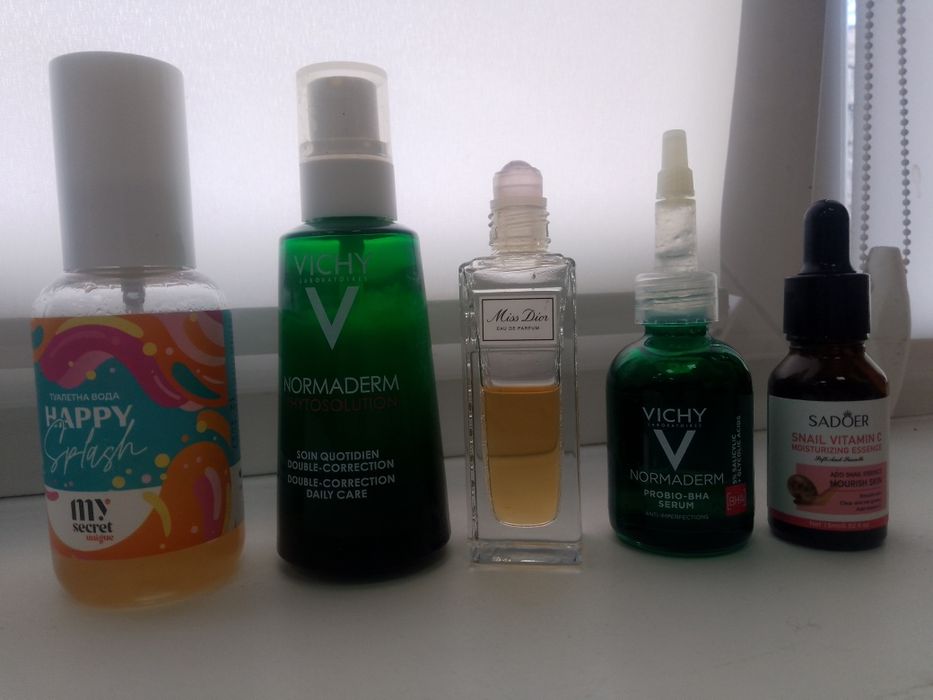 Подарую подарунок дівчині жінці