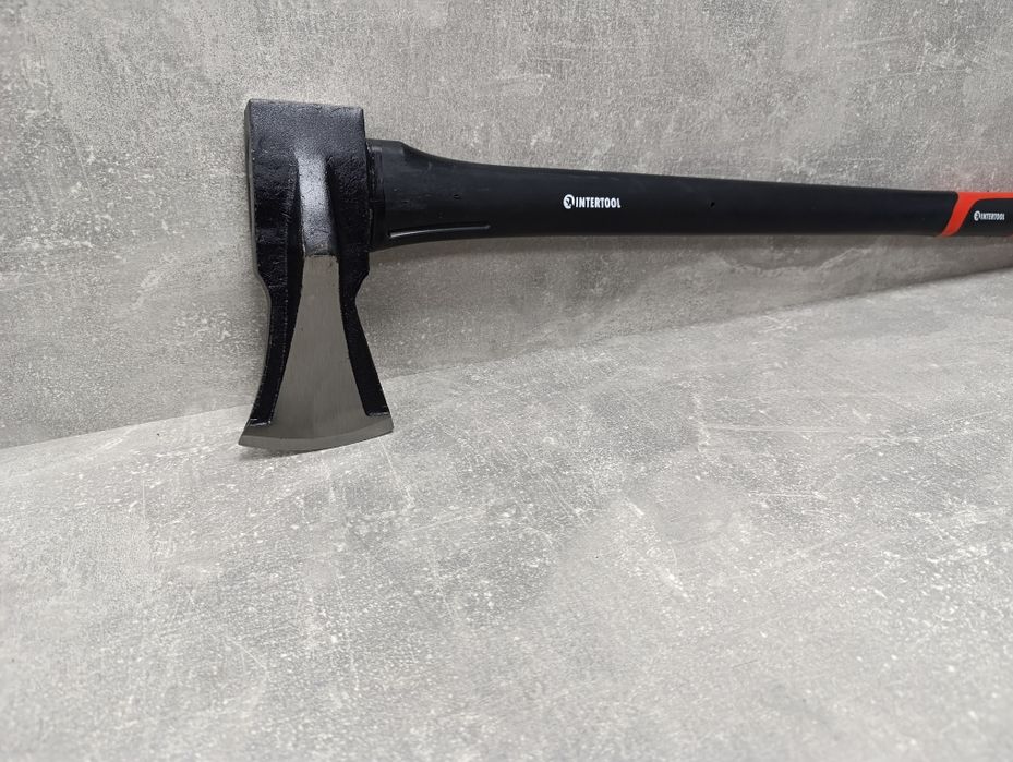 Колун кований 2200 г, ручка з фібергласу INTERTOOL HT-0275