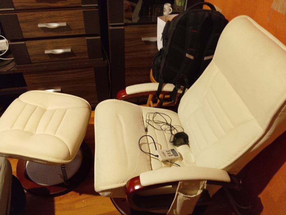 Fotel masujący z podnóżkiem, w pełni sprawny