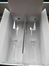 Copos de champanhe e vinho branco em caixa original