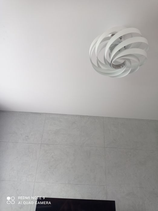 Lampa biała metalowa