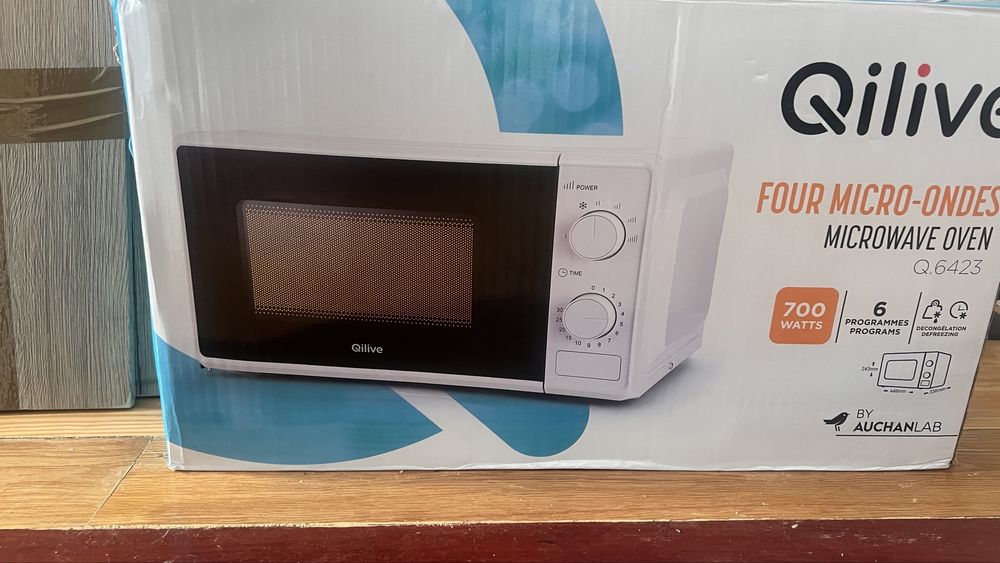 Micro-ondas Qilive Q.6423, 20L, 700W