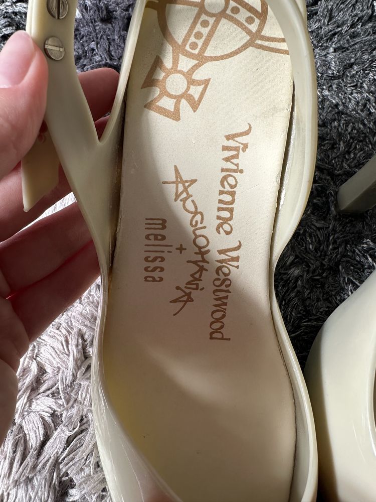 Buty na obcasie z czerwonym serduszkiem Melissa x Vivienne Westwood