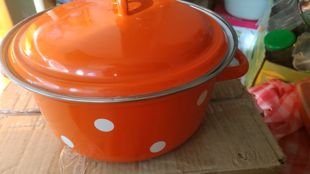 Продам кастрюли с крышками