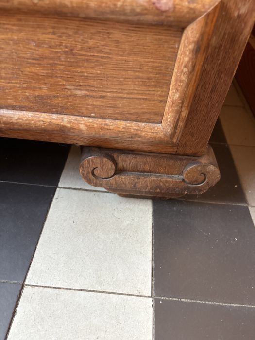 Szafja drewniana z kamienna plytą