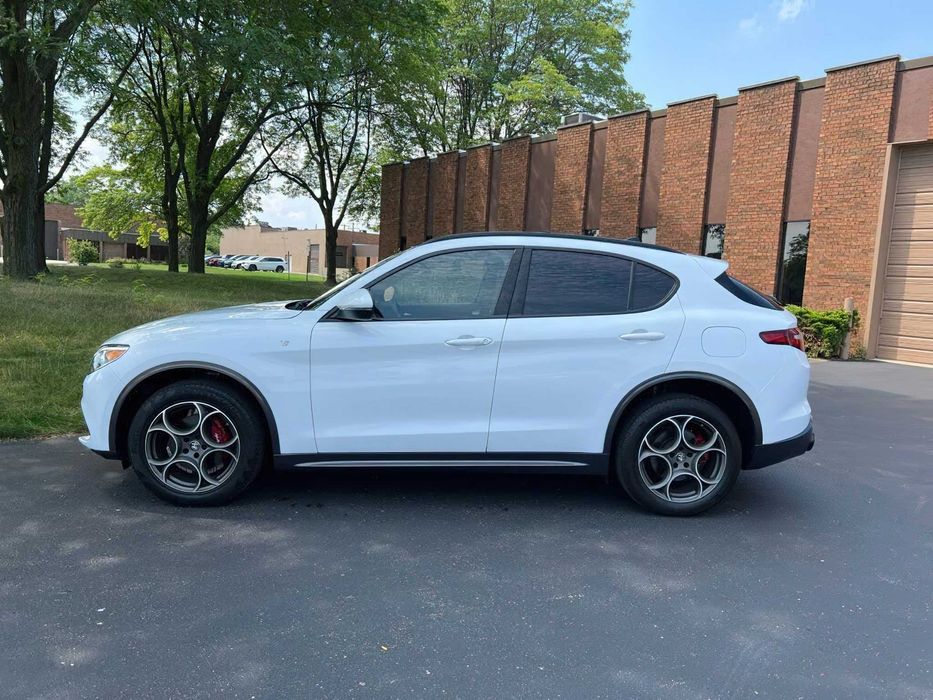 Alfa Romeo Stelvio      2022