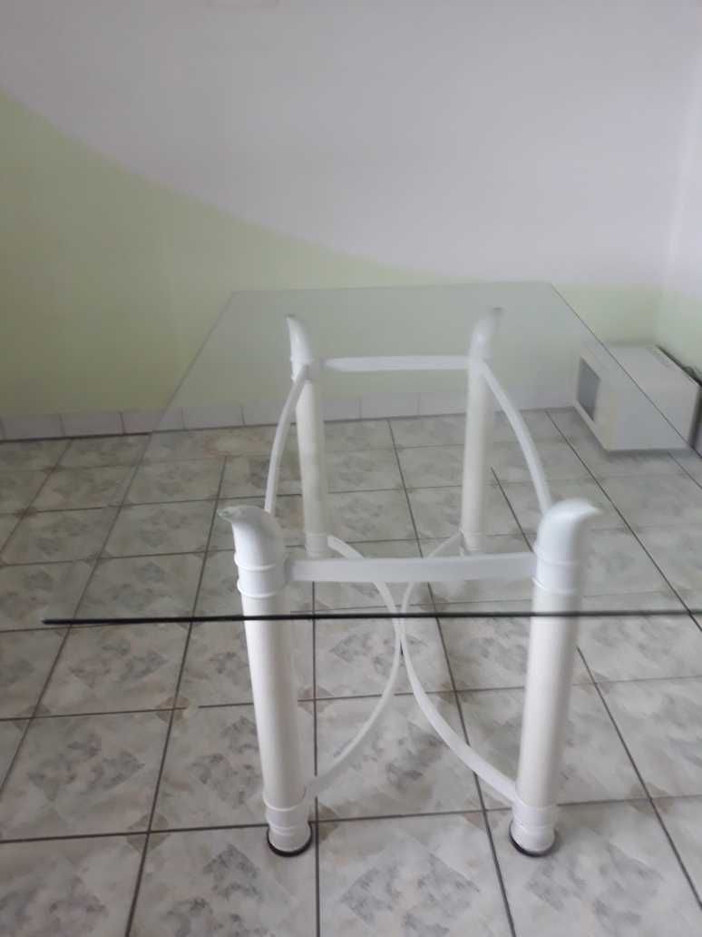 Stół ze szklanym blatem i 6 krzesłami