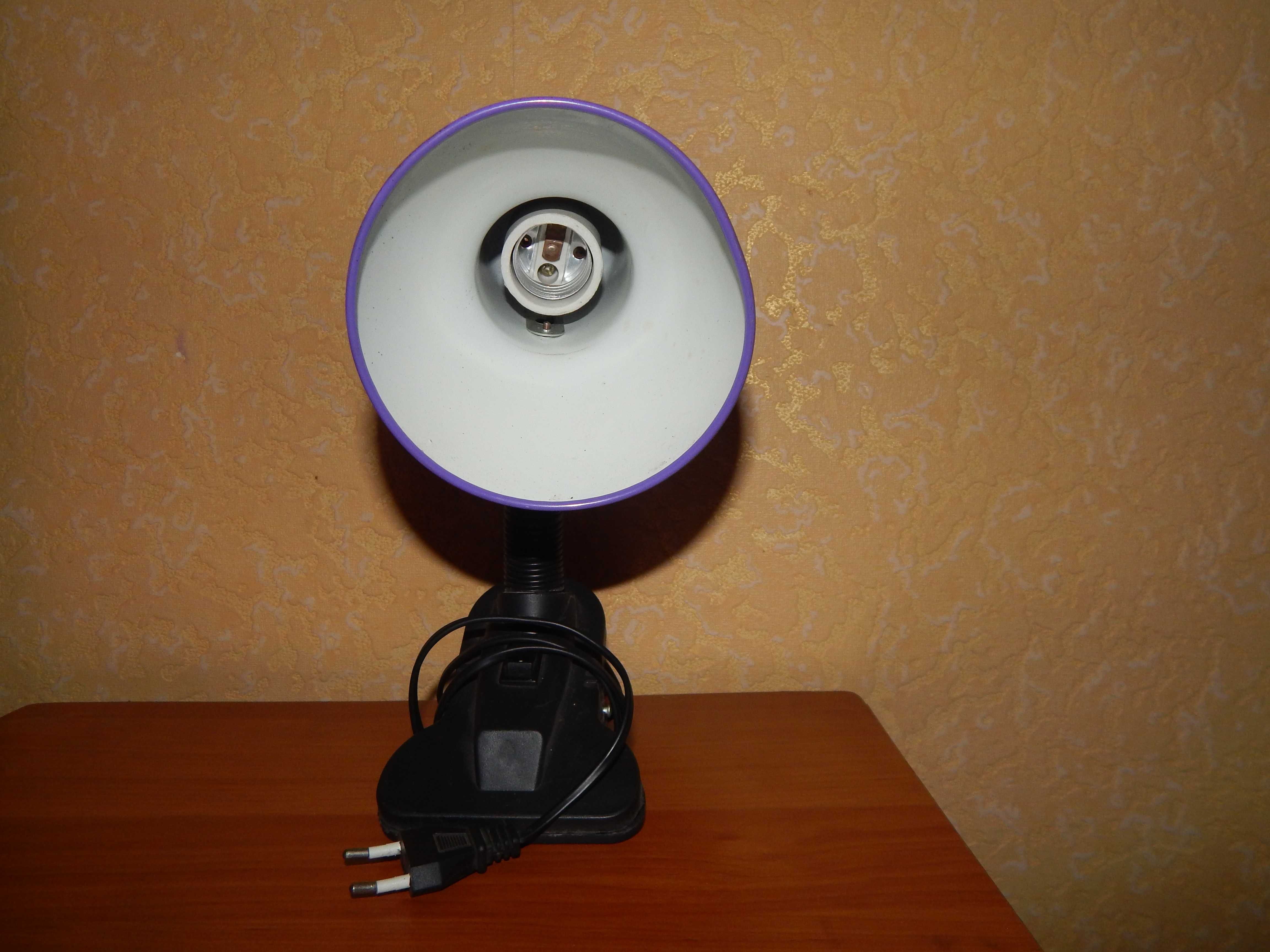 Небольшая настольная лампа фиолетовая, рабочая, есть нюанс