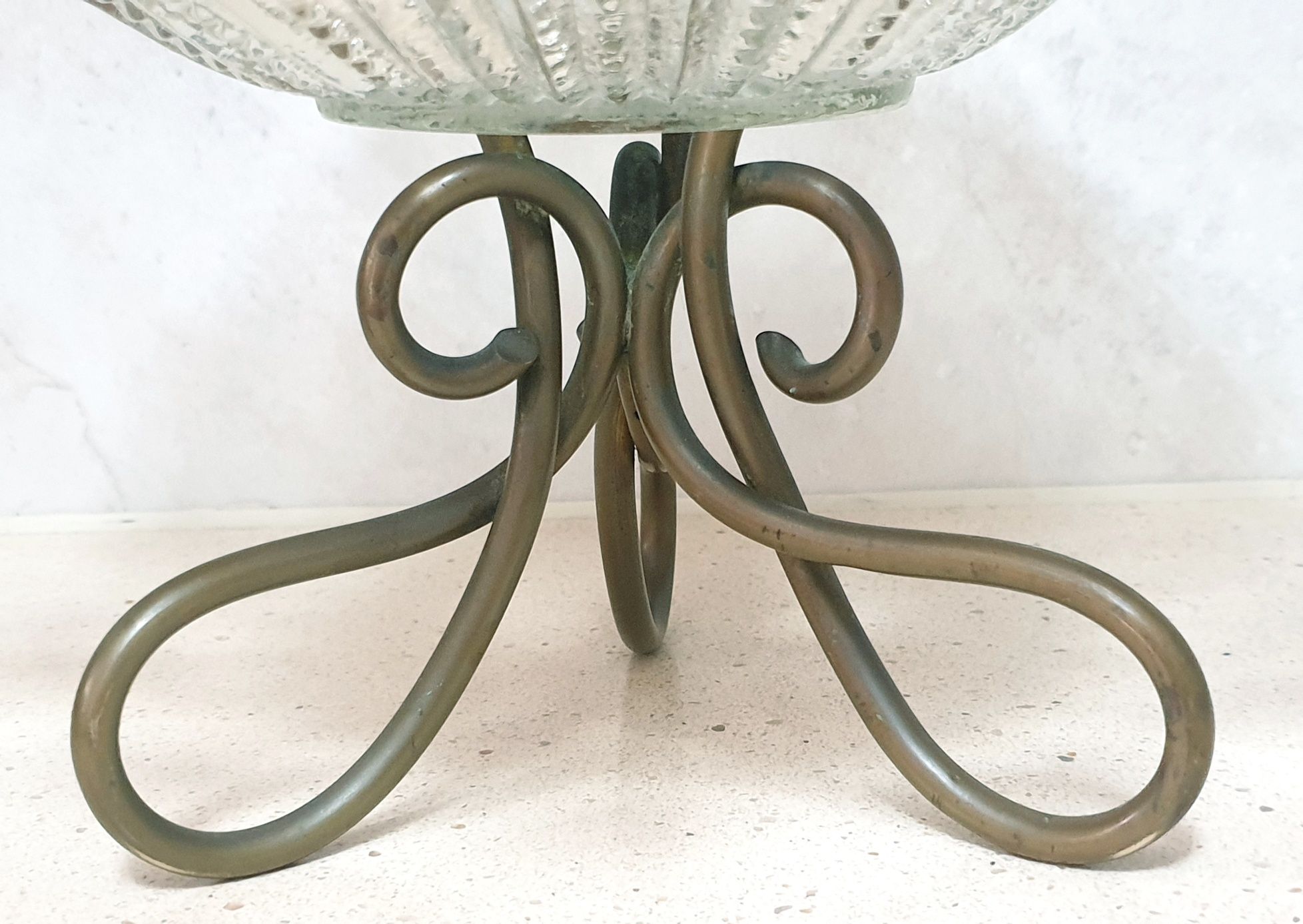 Lindo antigo centro de mesa com suporte Arte Nova