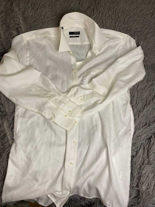 Чоловіча біла сорочка
