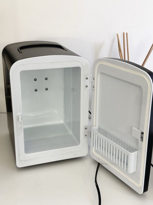 Lodówkka  kosmetyczna  Fluff Cosmetics Fridge w kolorze czarnym