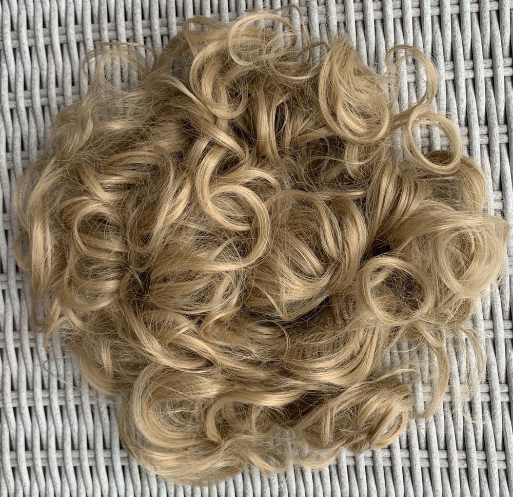 Włosy doczepiane, naturalny blond, kok zawijany na gumce 90cm ( 26 )